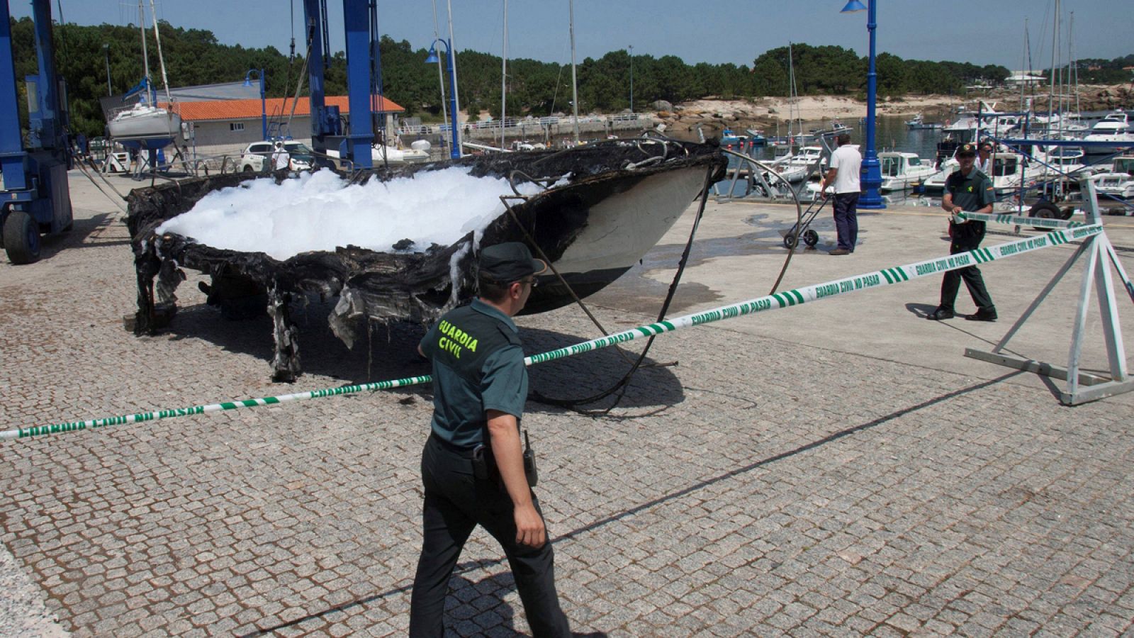 Restos del catamarán que se incendió en O Grove (Pontevedra)