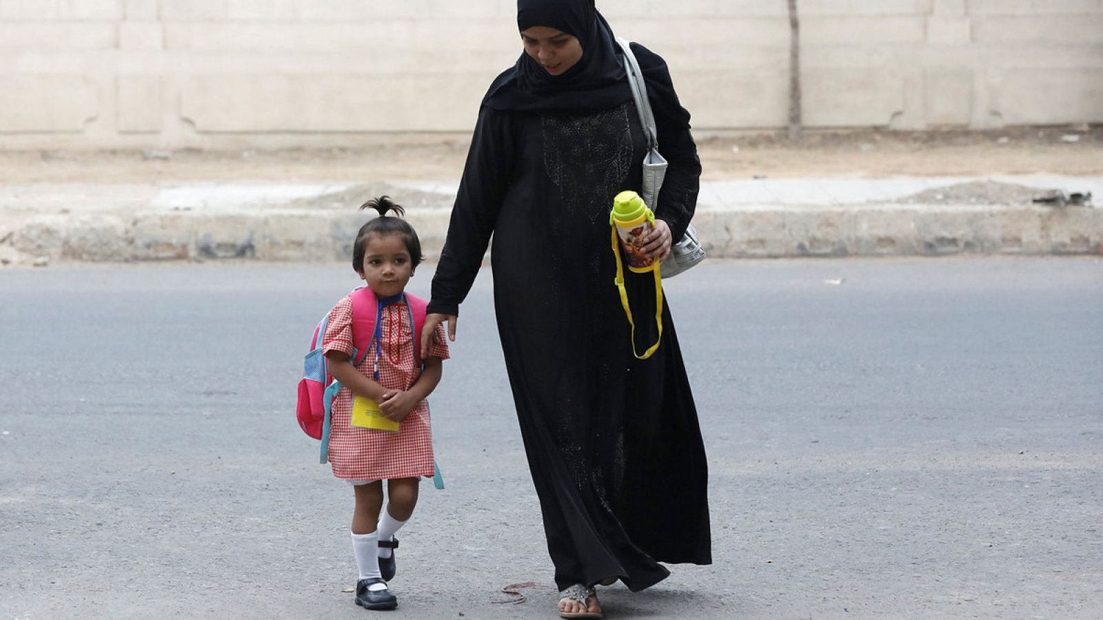 Una madre acompaña a su hija a la escuela para comenzar el curso en Karachi, Pakistán