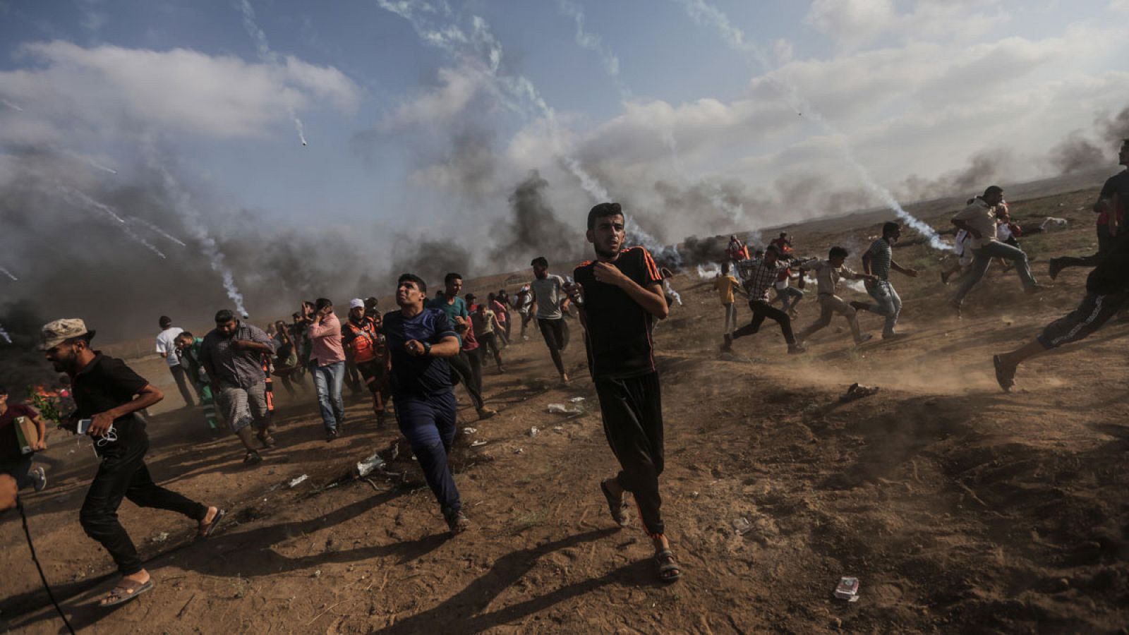 Palestinos corren en Gaza ante el fuego israelí