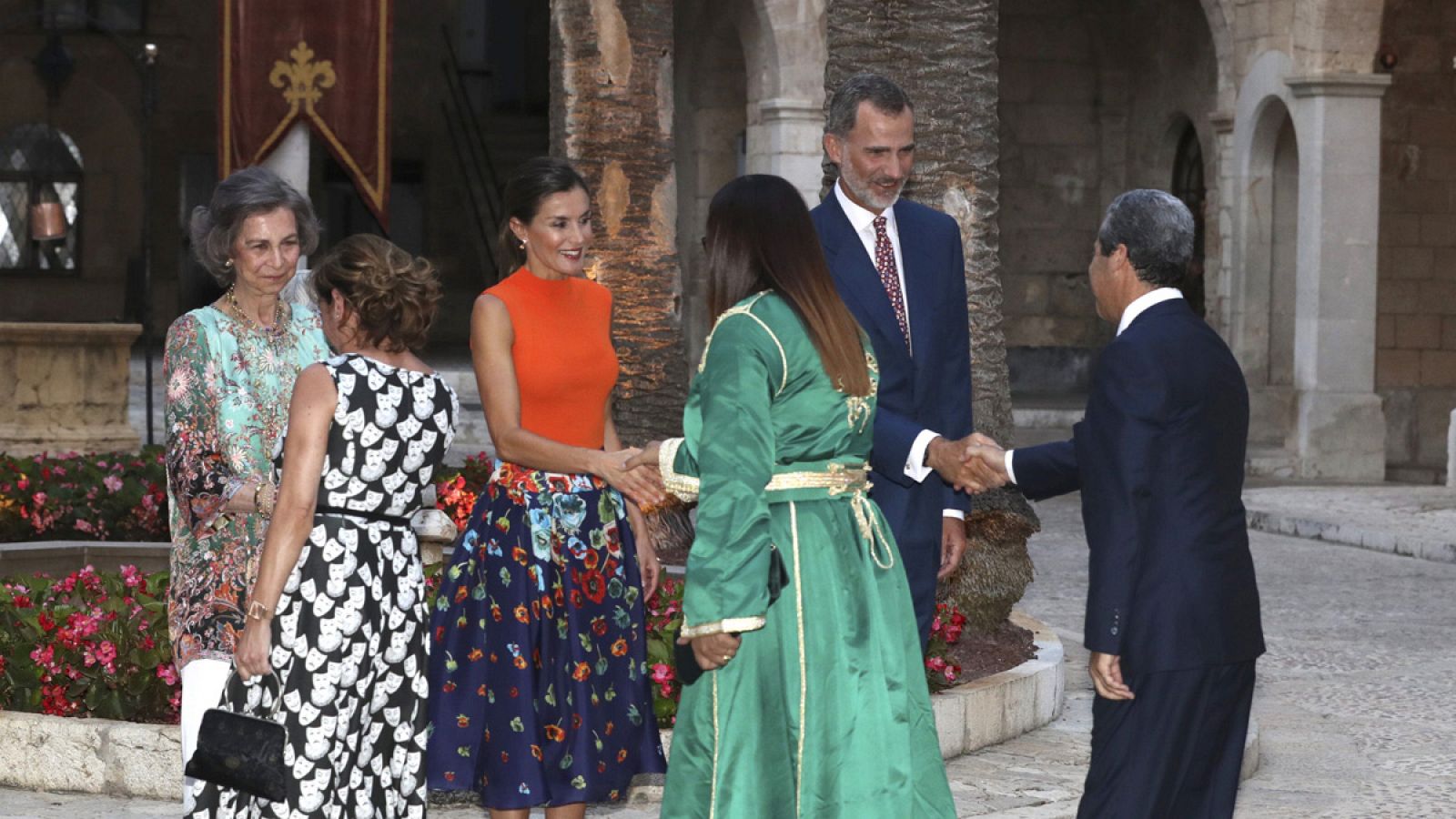 Los reyes Felipe y Letizia, acompañados por la reina Sofía, durante la recepción a representantes de todos los sectores de la sociedad balear