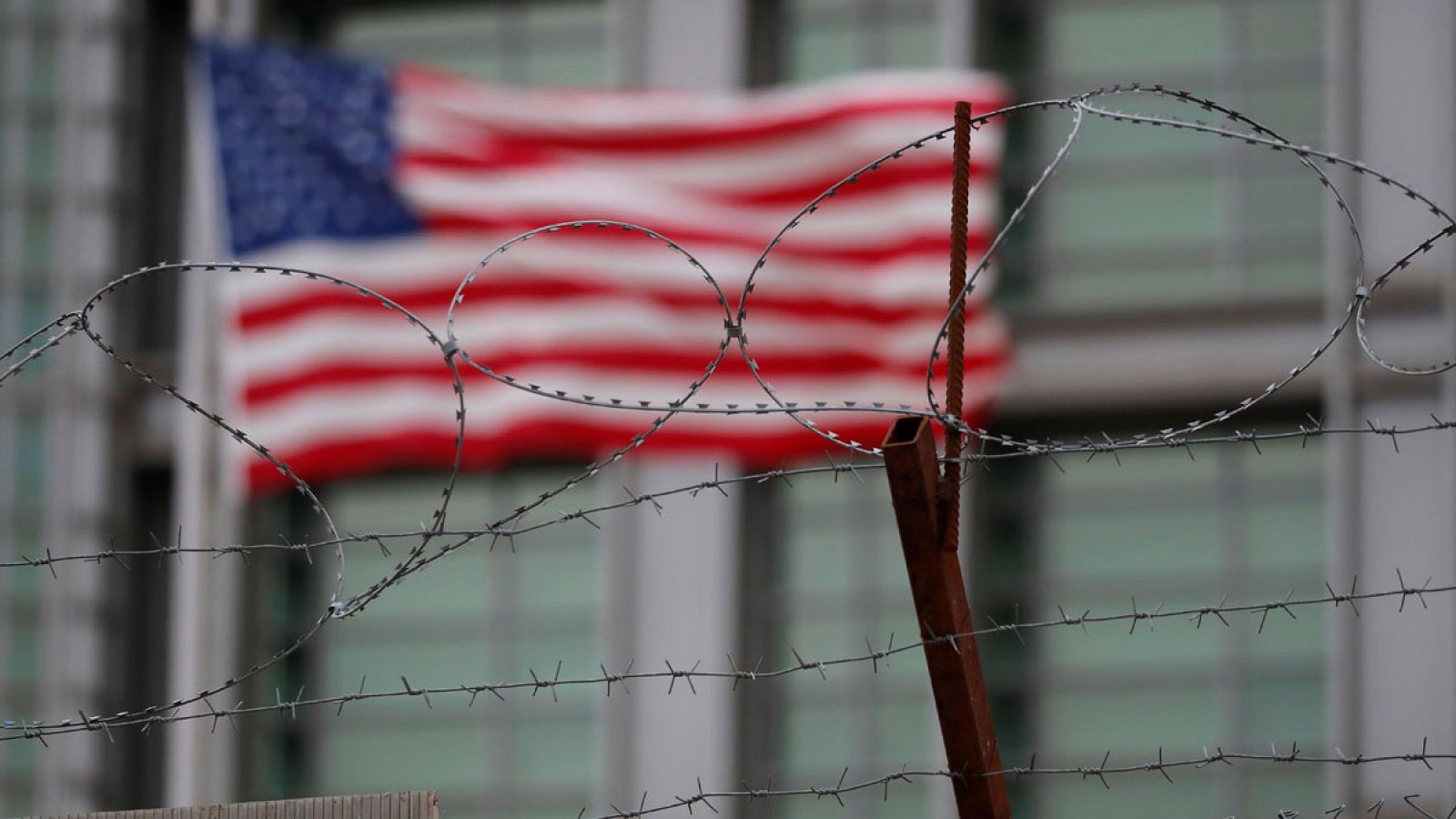 Una bandera estadounidense tras la alambrada frente a la Embajada de los Estados Unidos en Moscú, Rusia.