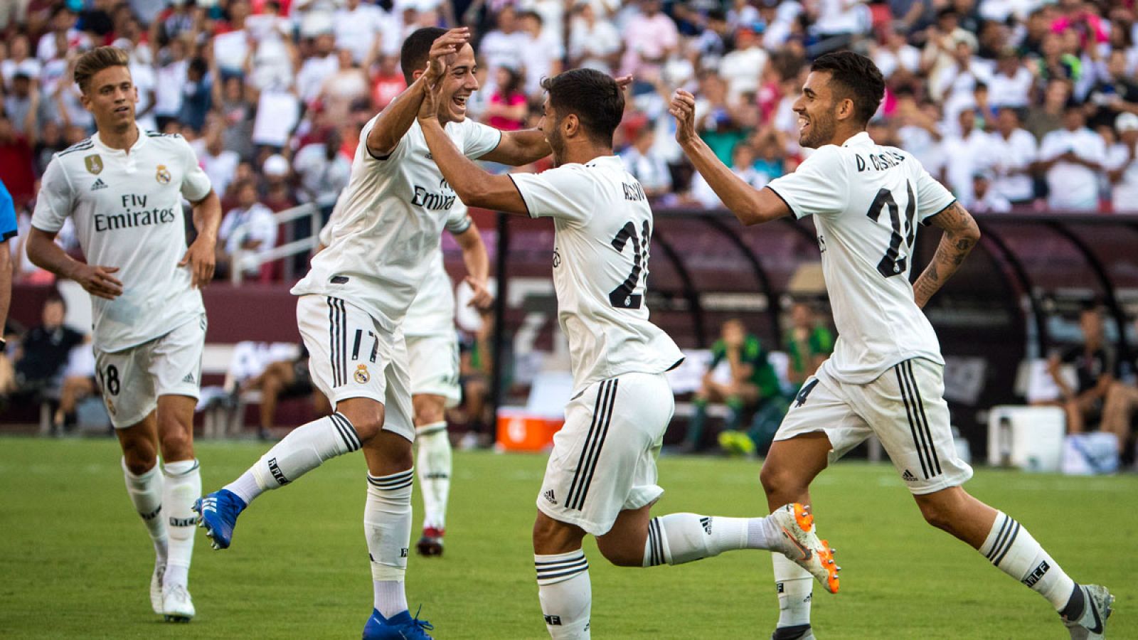 Varios jugadores del Real Madrid felicitan a Marco Asensio tras sus goles.
