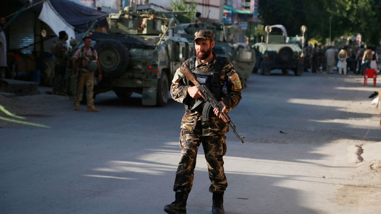 Un oficial de seguridad monta guardia en la escena del ataque a la sede provincial del Ministerio afgano de Refugiados en la ciudad de Jalalabad 