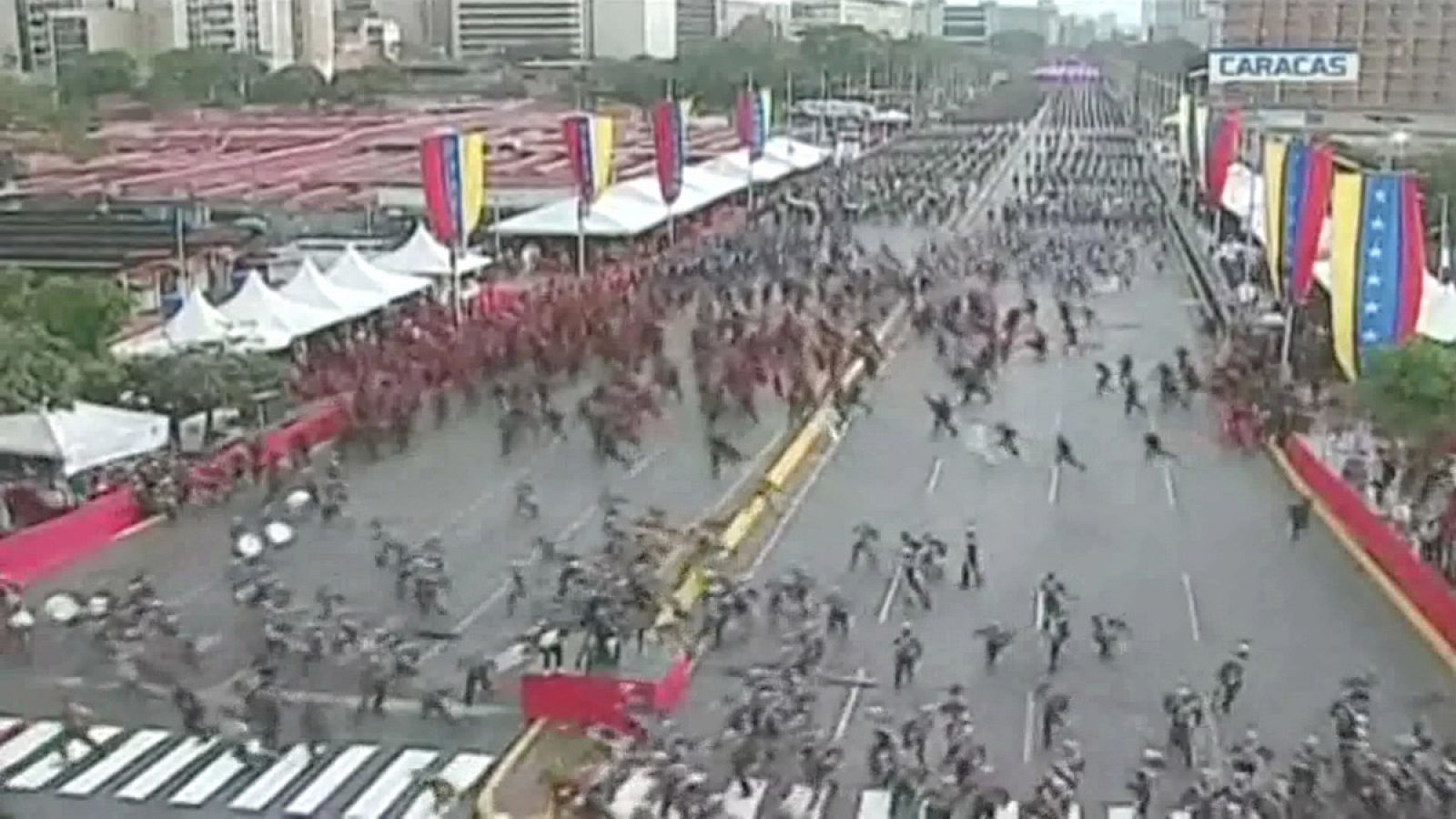 Fotógrama cedido por Venezolana de Televisión del momento en el que los militares rompen filas durante el acto de conmemoración de los 81 años de la creación de la Guardia Nacional Bolivariana