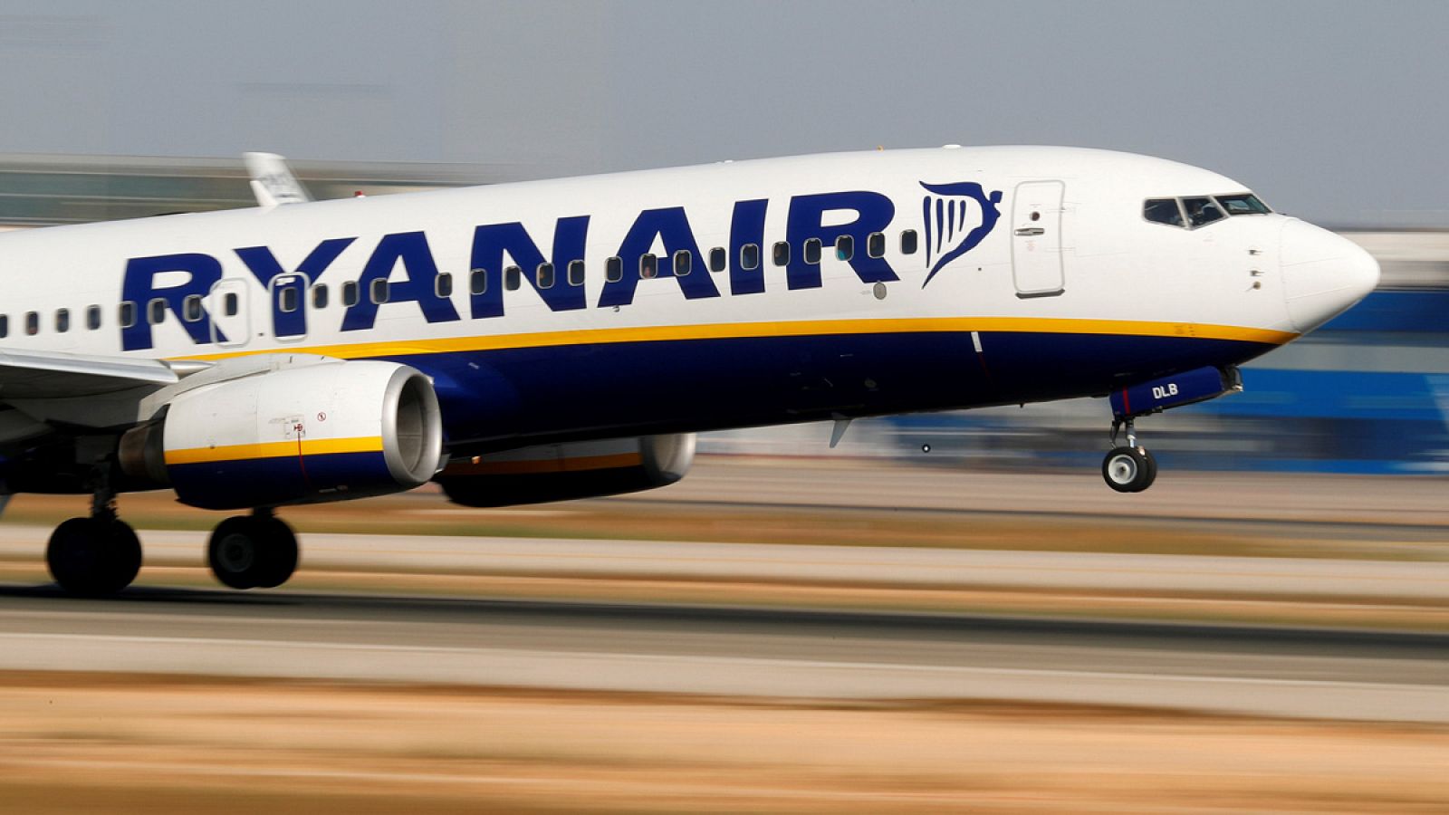 Un Boeing 737-800 de Ryanair despega del aeropuerto de Palma