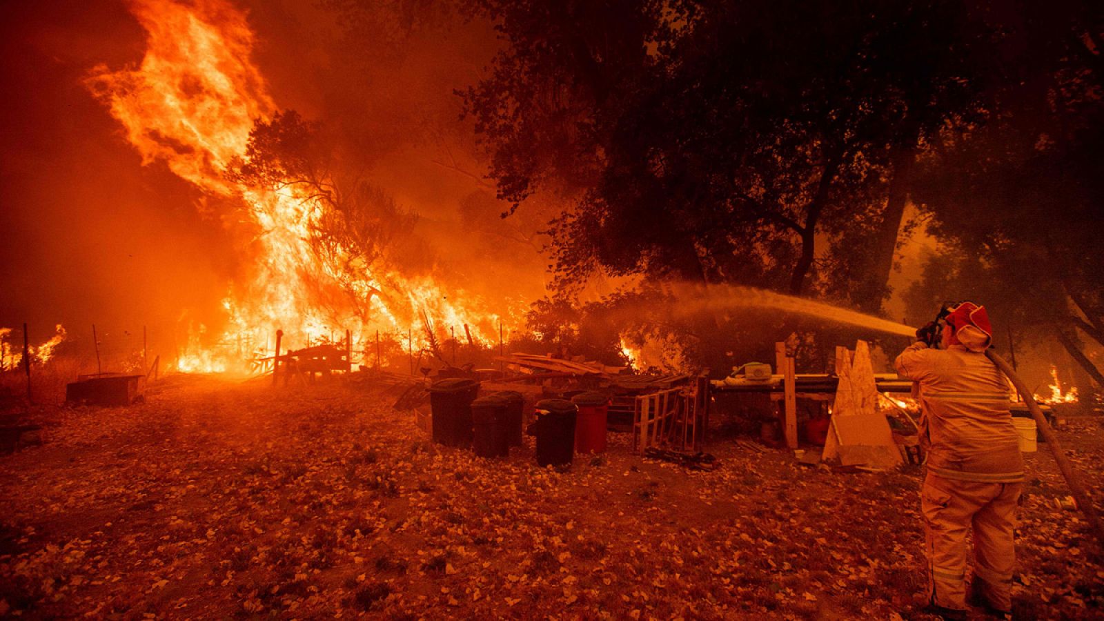 Un bombero trabaja en la extinción de un incendio cerca de Clearlake Oaks, California