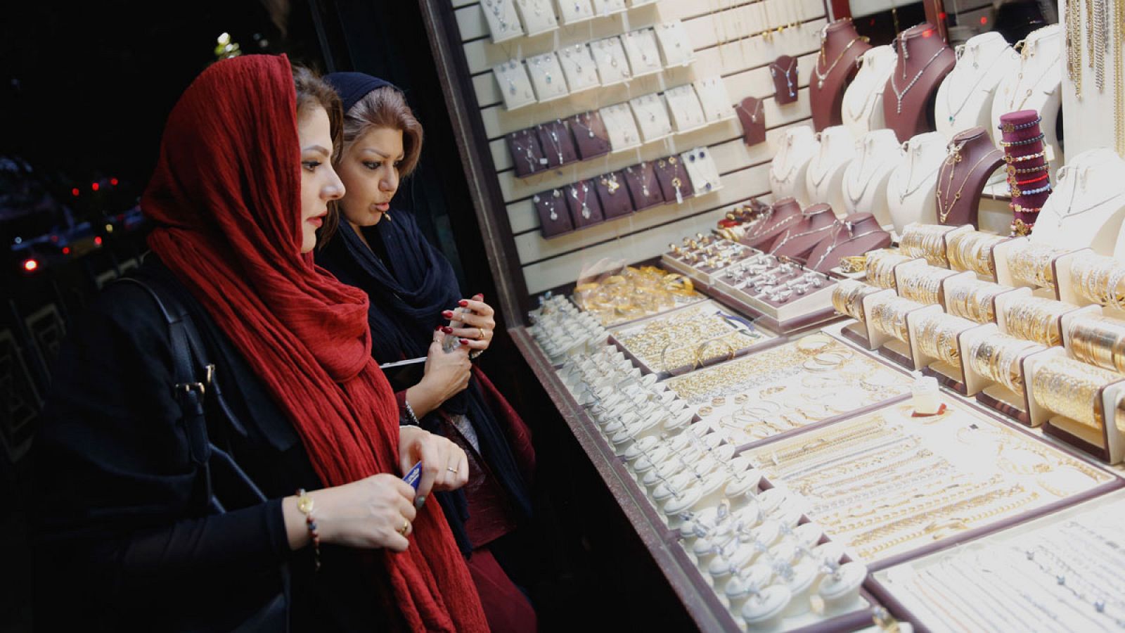 Dos mujeres iraníes miran el escaparate de una joyería en Teherán