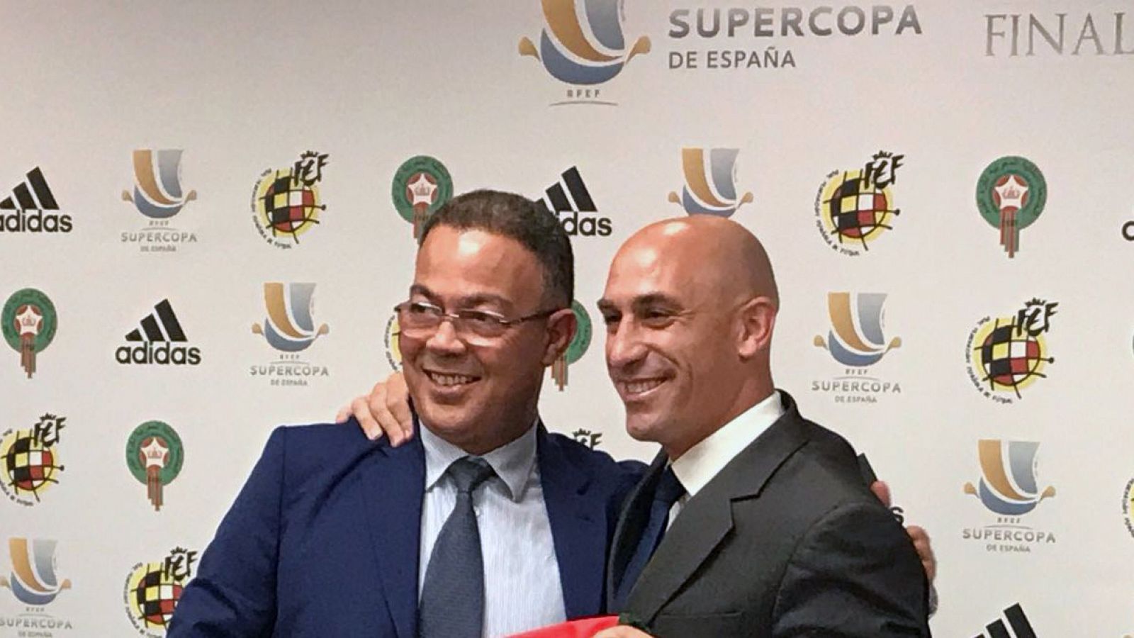 Los presidentes de las federaciones de Marruecos y España, Fouzi Lekjaa y Luis Rubiales, en la presentación de la Supercopa