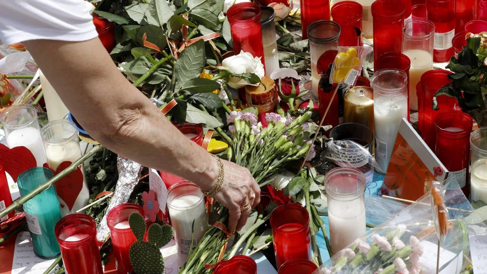 Flores y velas depositadas en memoria de las víctimas de los atentados de Barcelona.