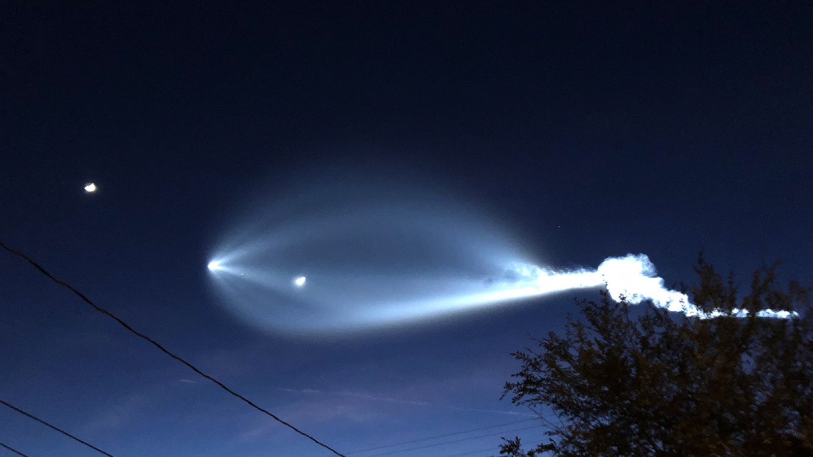 Imagen del lanzamiento reciente de un cohete Falcon 9 de SpaceX.