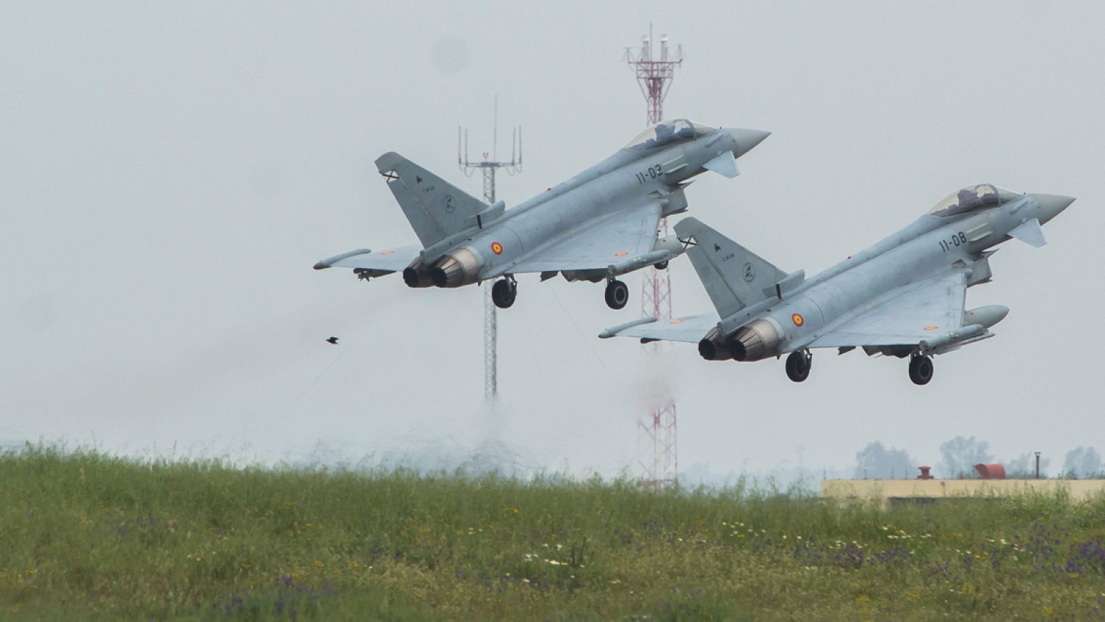 Dos Eurofighter de la base aérea de Morón, antes de partir hacia Siauliai (Lituania), para participar en la misión de Policía Aérea del Báltico (BAP).