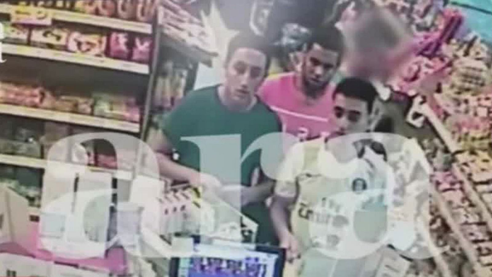Imagen de tres de los terroristas que atentaron en Cataluña comprando en una estación de servicio de la AP7