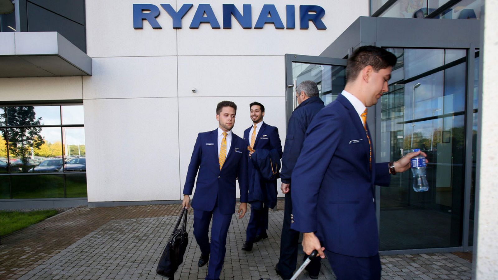 Varios pilotos de Ryanair salen de la sede de esa aerolínea en Dublín