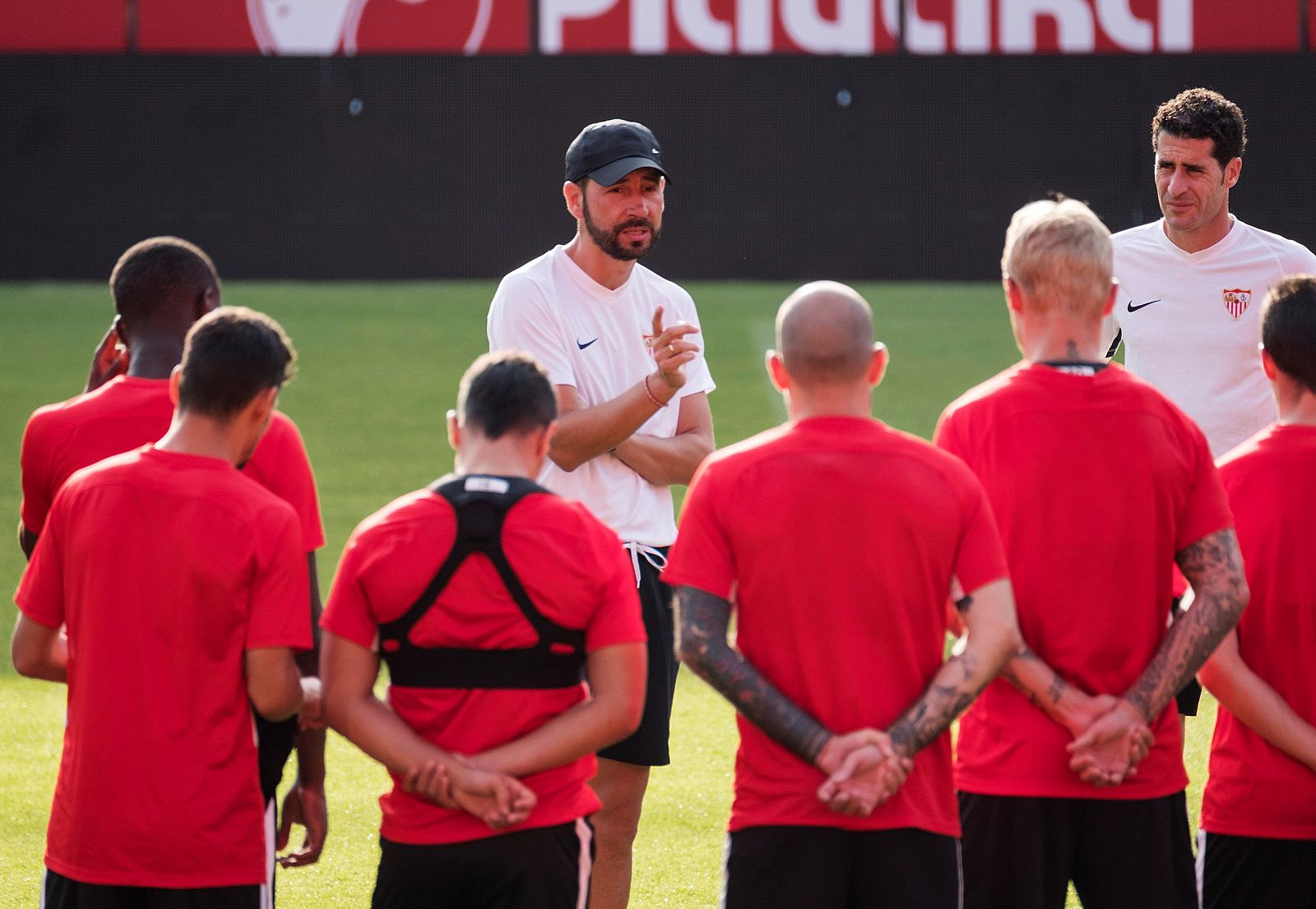 El entrenador del Sevilla, Pablo Machín, dirige unas palabras al equipo durante el entrenamiento.