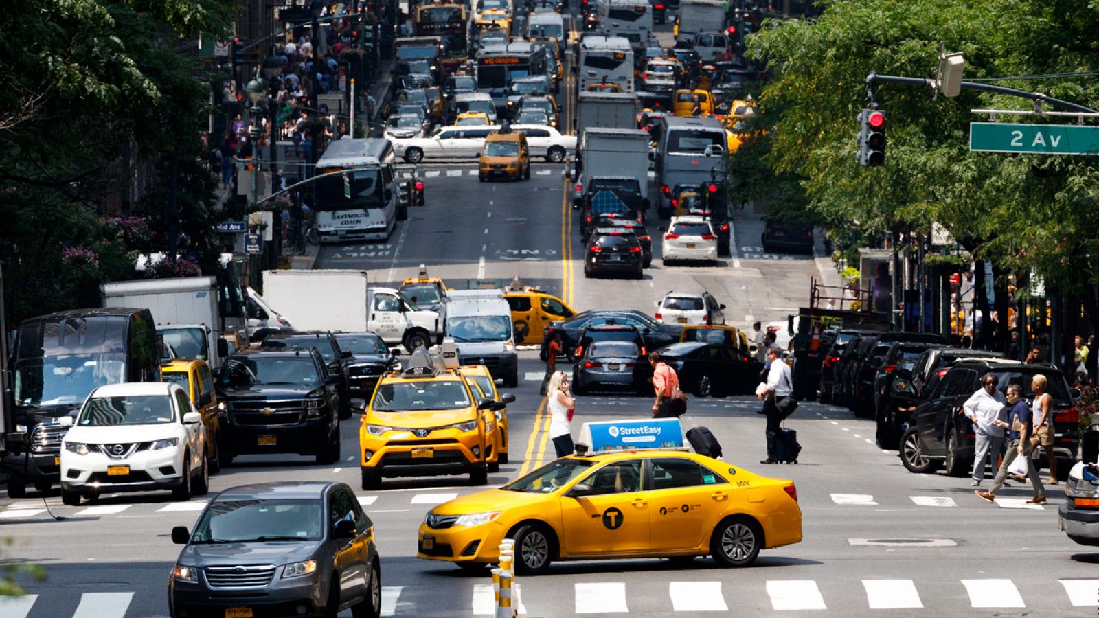 Un taxi conduce a lo largo de la calle 42 en Nueva York (EE.UU.).