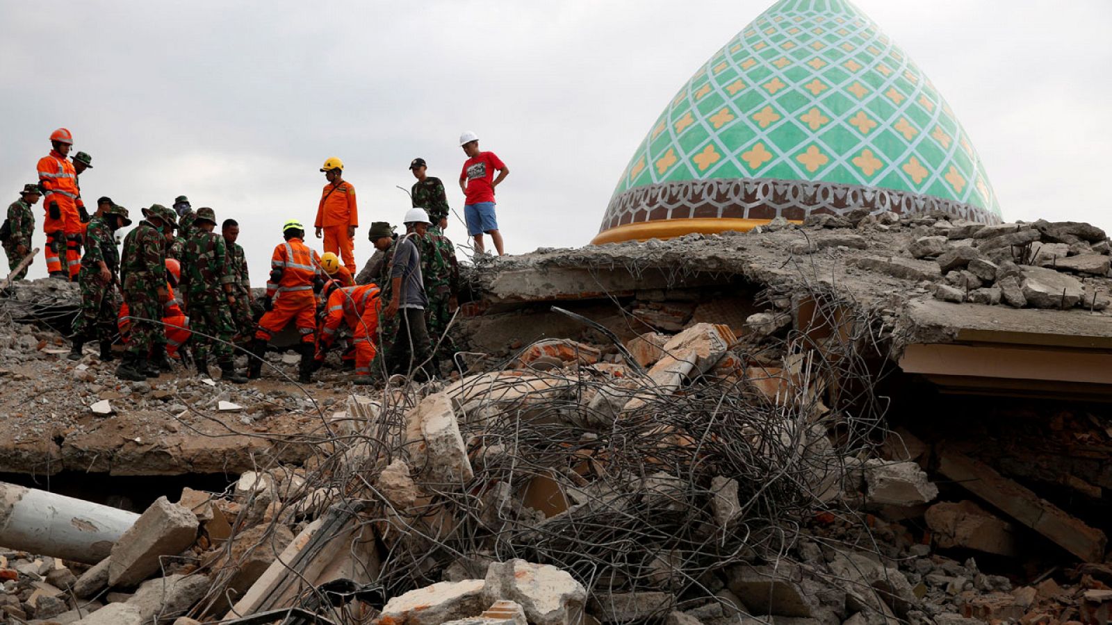 Indonesia eleva a 168 el número de muertos por el terremoto de Lombok
