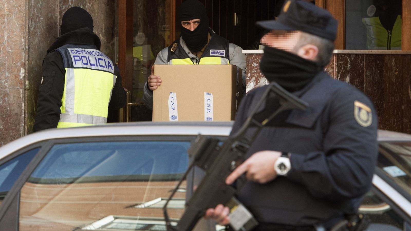 Policías registran el domicilio de un presunto captador del Estado Islámico en Vitoria, año 2017 (FOTO ARCHIVO)