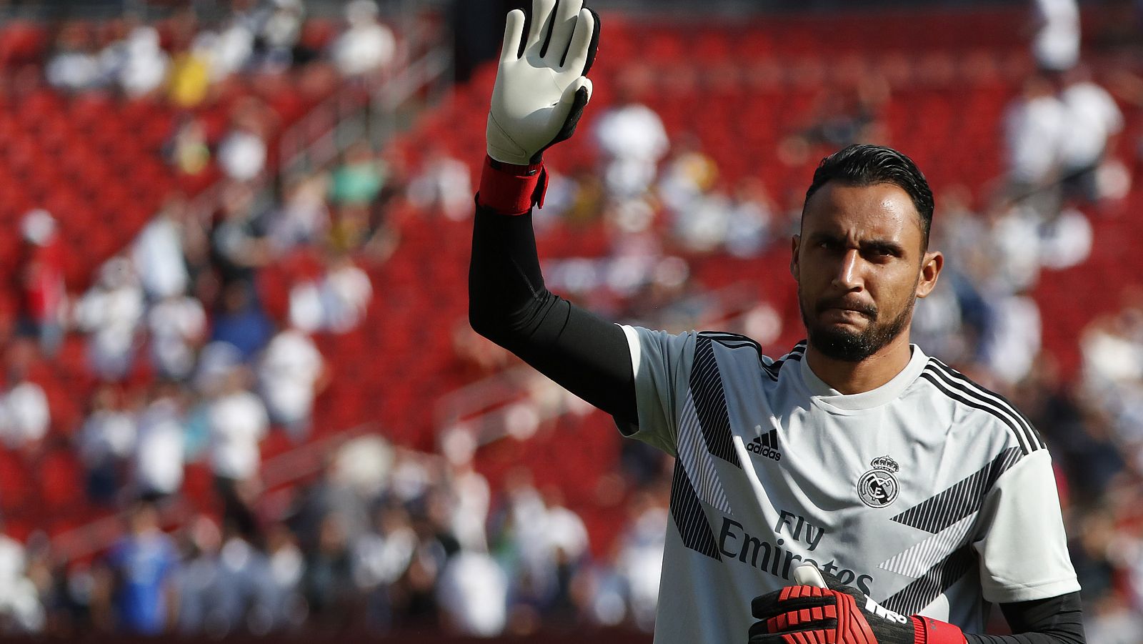 Keylor Navas saluda a los aficionados en un amistoso de la gira veraniega del Madrid.