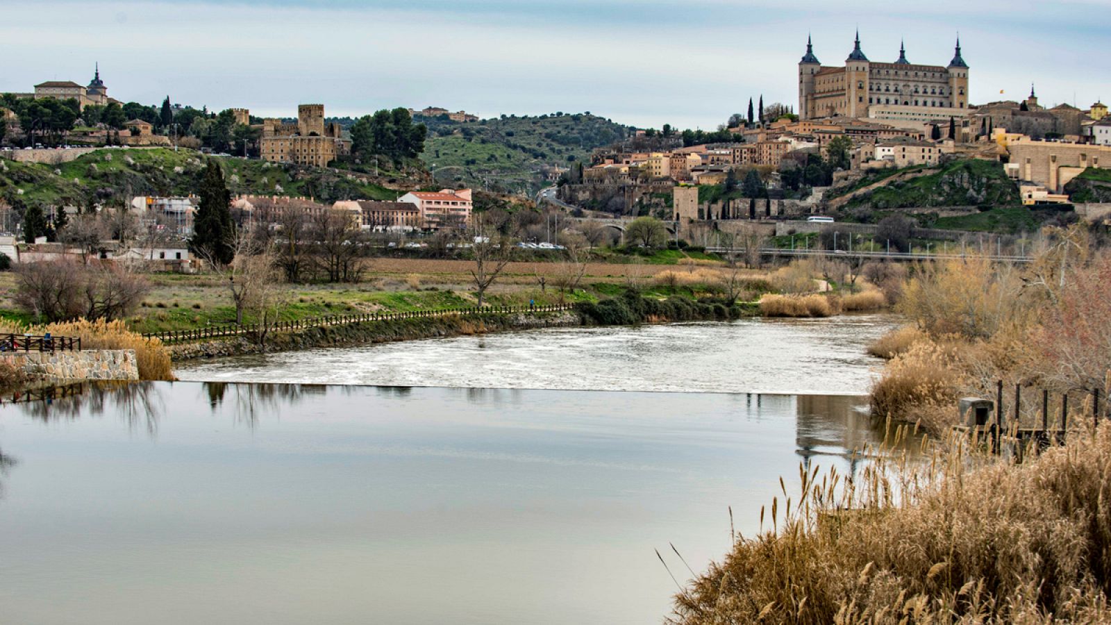 El río Tajo, a su paso por la ciudad de Toledo.