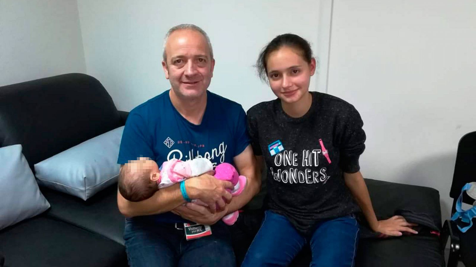 Patricia Aguilar, junto a su padre Alberto y su bebé antes de regresar a España desde Perú