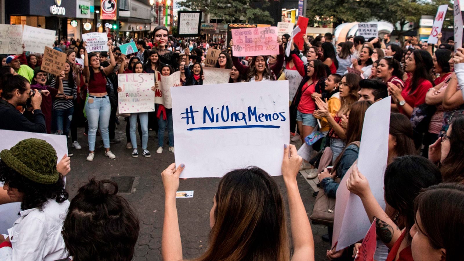 Personas participan en una manifestación contra la violencia de género y el machismo en el marco de una vigilia en homenaje a las dos turistas asesinadas el pasado fin de semana