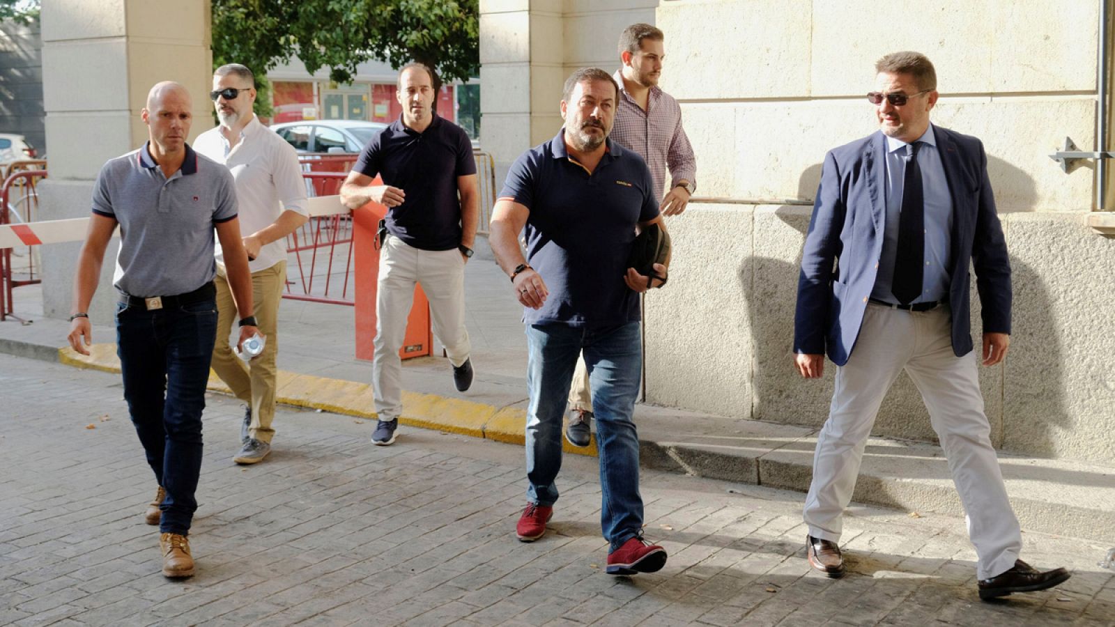 Los agentes de seguridad del centro comercial a su llegada al juzgado de instrucción número 16 de Sevilla