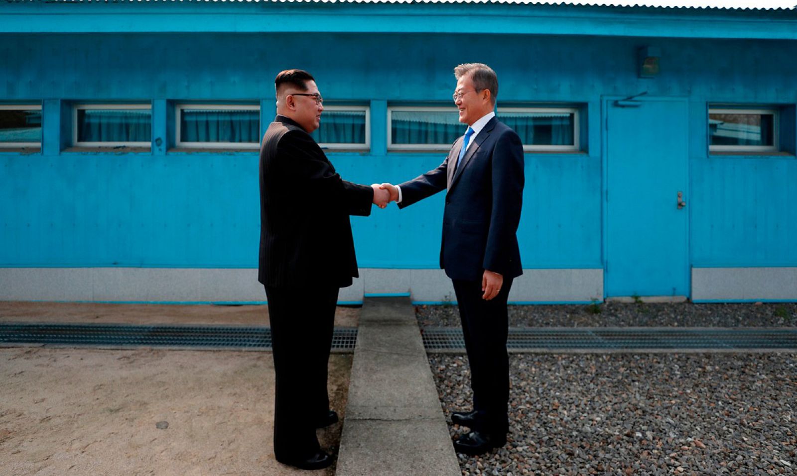 Reunión el 27 de abril entre el líder norcoreano Kim Jong Un (izquierda) y el presidente de Corea del Sur, Moon Jae-in, en la frontera entre ambos países.