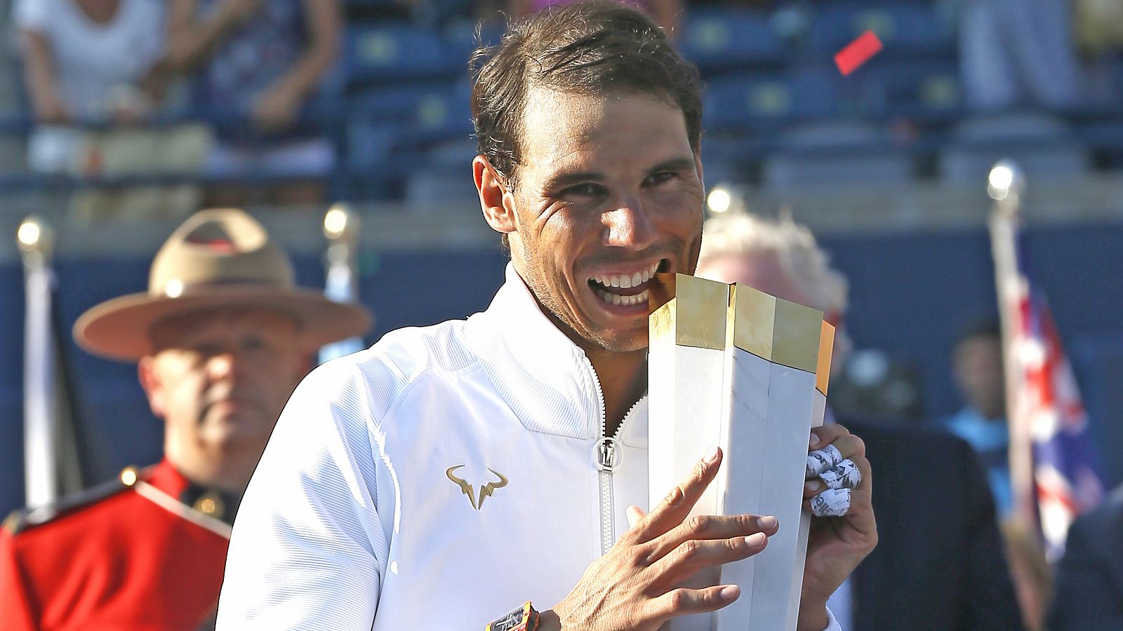 Rafa Nadal muerde la Copa Rogers tras ganar el Masters 1000 de Toronto.