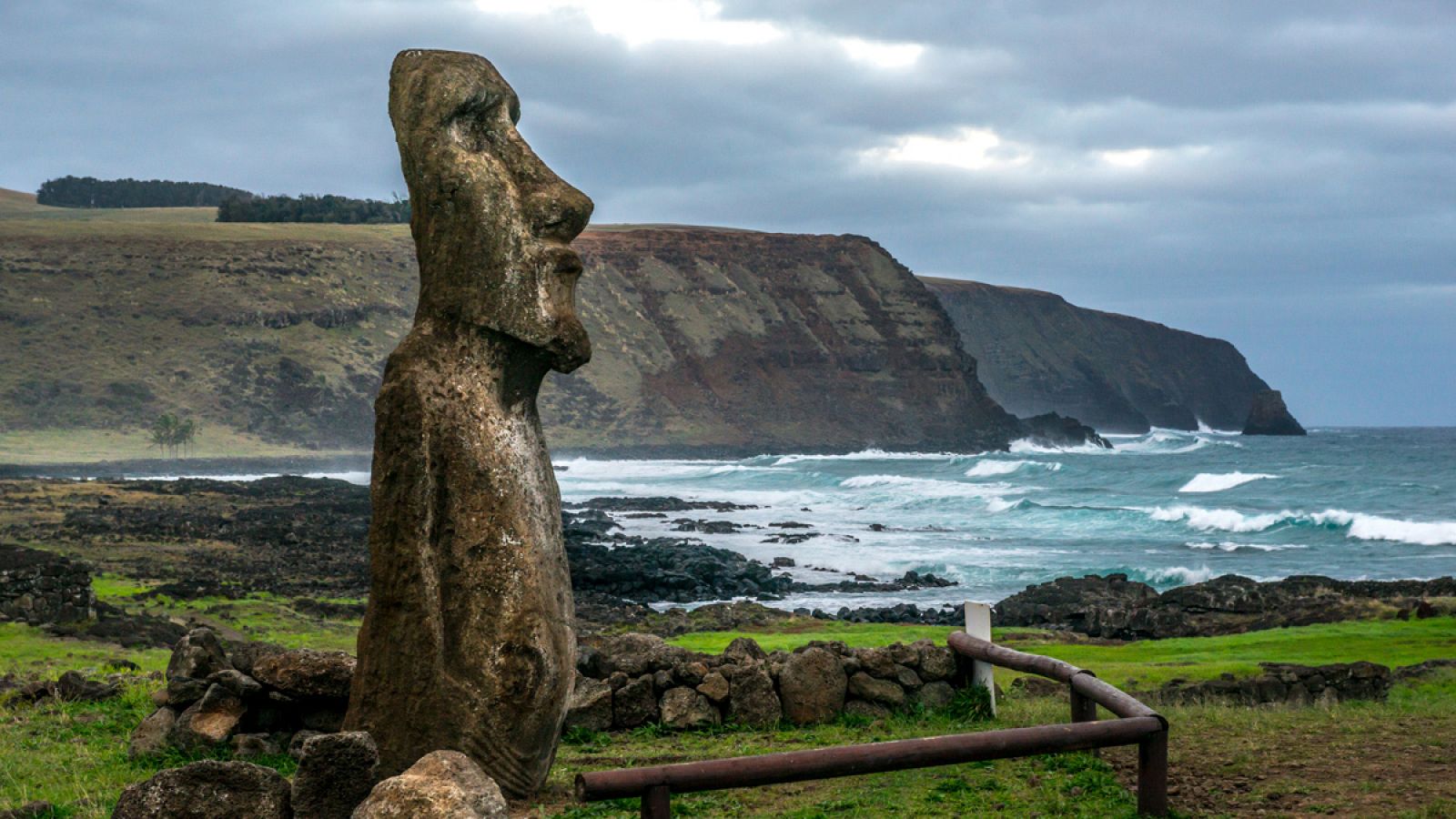 Arqueólogos sotienen que la industria del tallado de piedra es una evidencia sólida de cooperación entre las familias y artesanos de Rapa Nui.