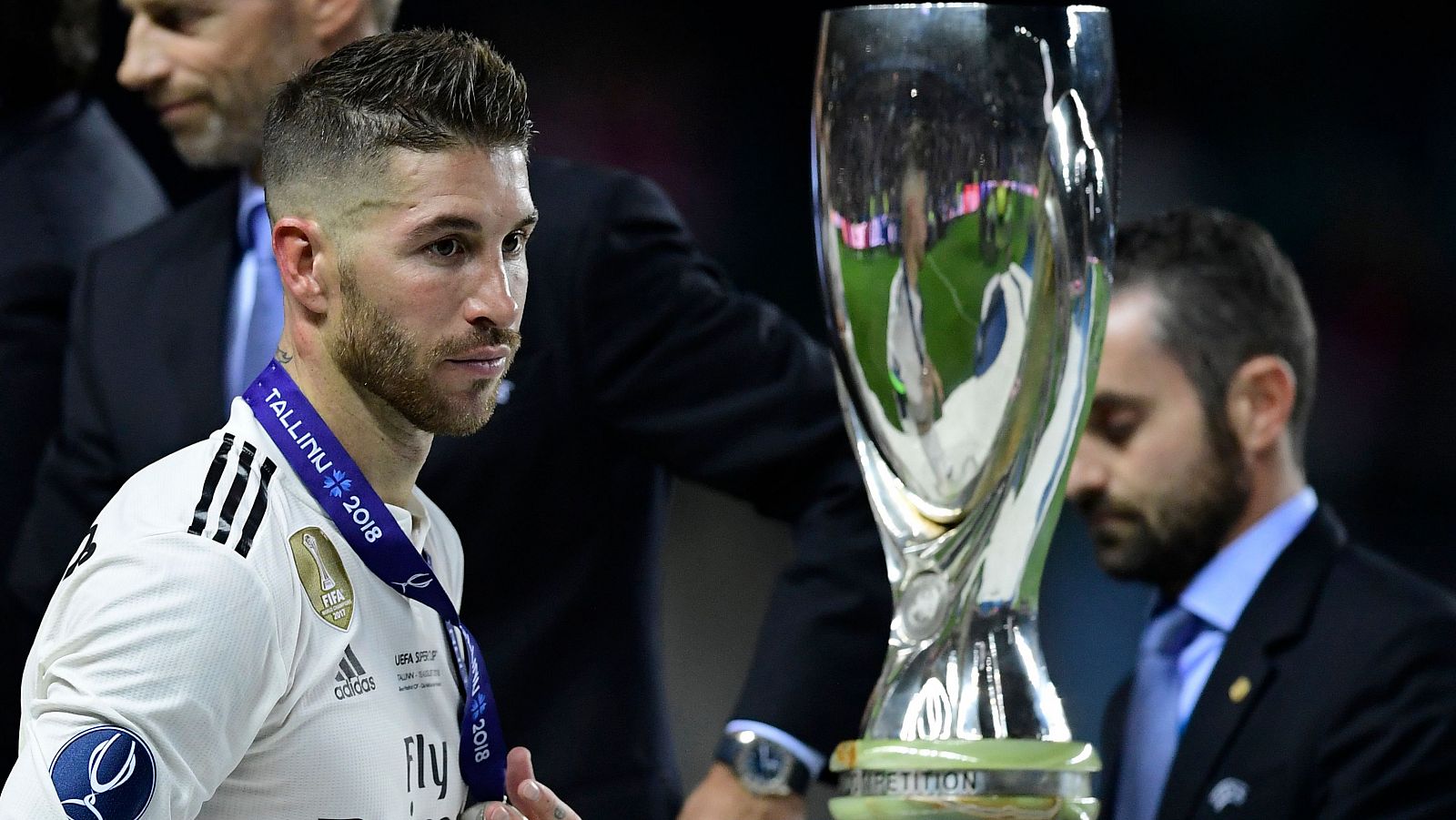 Sergio Ramos, capitán del Real Madrid, pasa cariacontecido ante la Supercopa de Europa perdida.