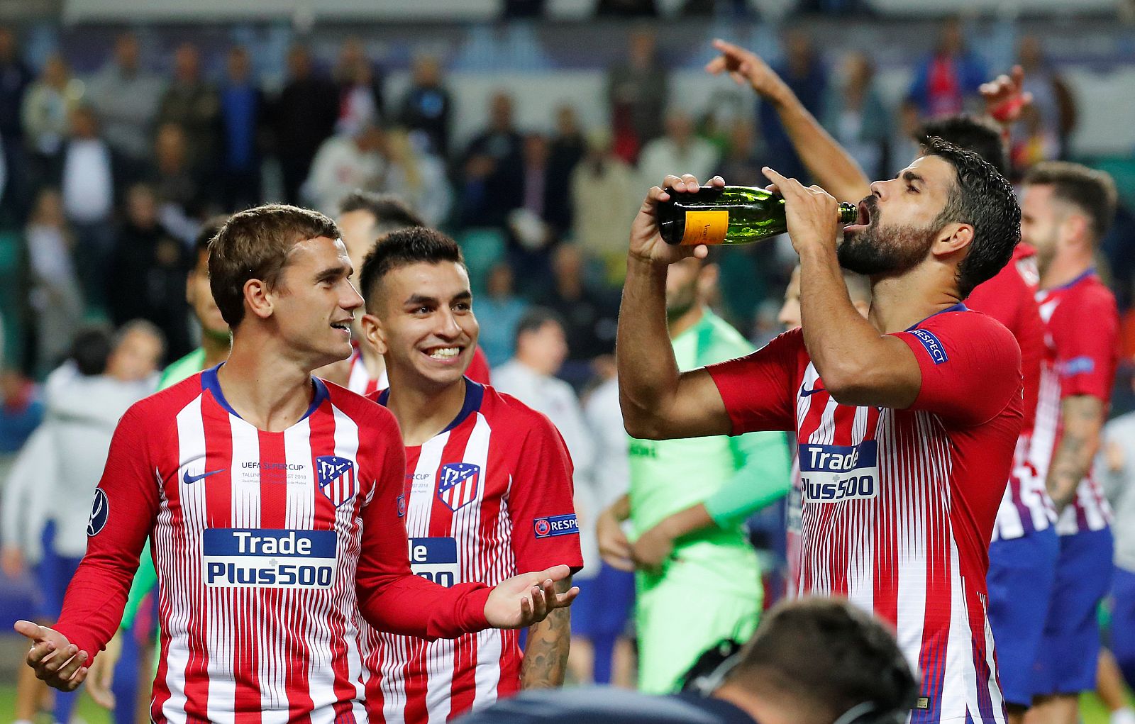 Los jugadores del Atlético celebran la Supercopa de Europa sobre el césped de Tallín.