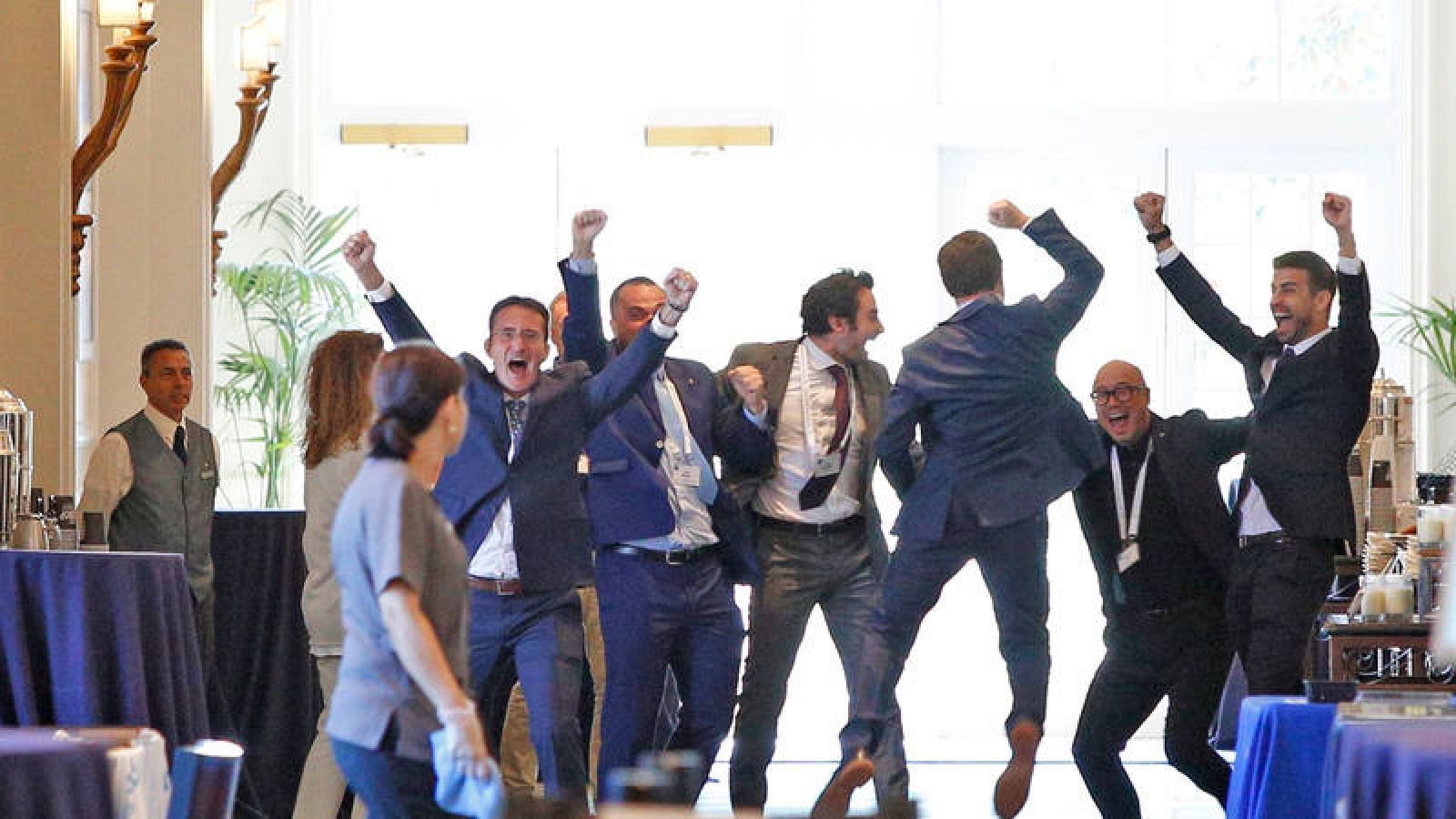 Gerard Piqué celebra con miembros de su grupo inversor, Kosmos, la aprobación de la nueva Davis.