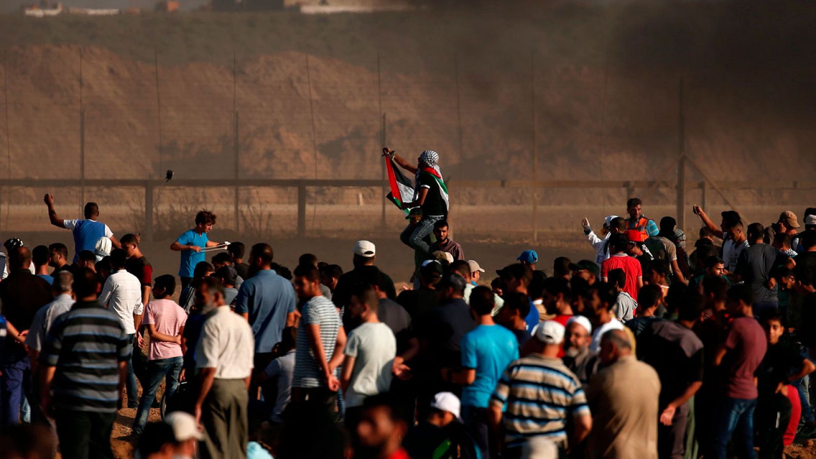 Palestinos congregados en la frontera de la Franja de Gaza con Israel, donde se han producido enfrentamientos.