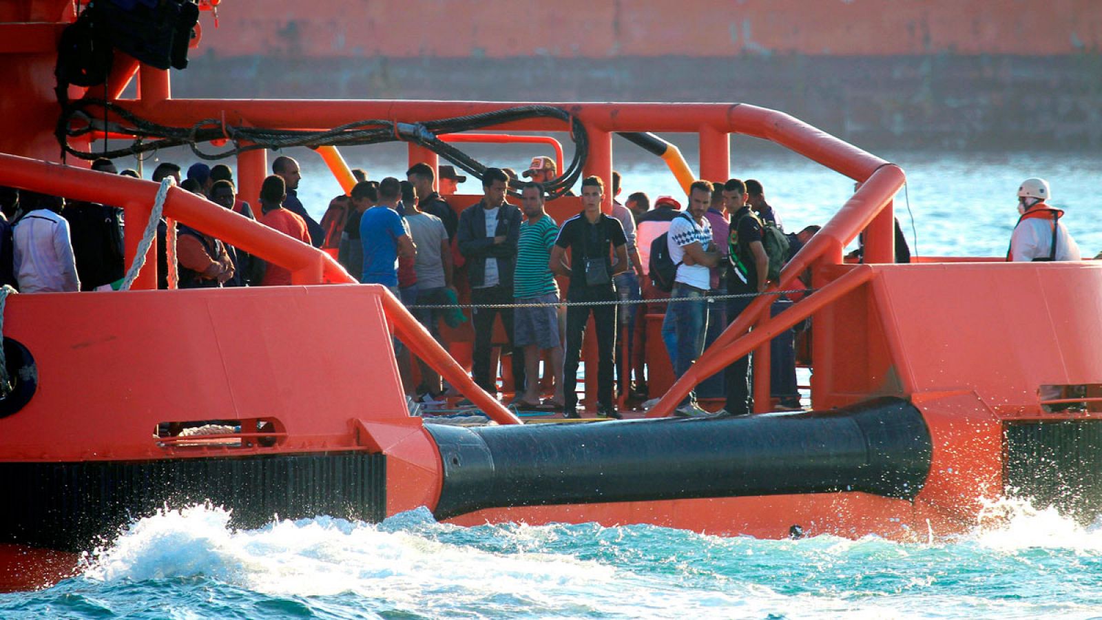 Un buque de Salvamento Marítimo llega al puerto de Algeciras