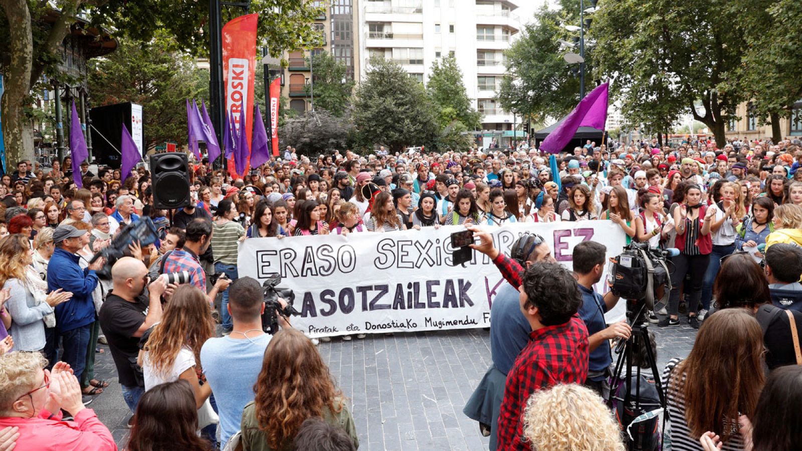 Cientos de personas se concentraron el viernes 17 de agosto de 2018 en el bulevard de San Sebastián para condenar la agresión sexual sufrida por una menor en las fiestas de la Semana Grande donostiarra.