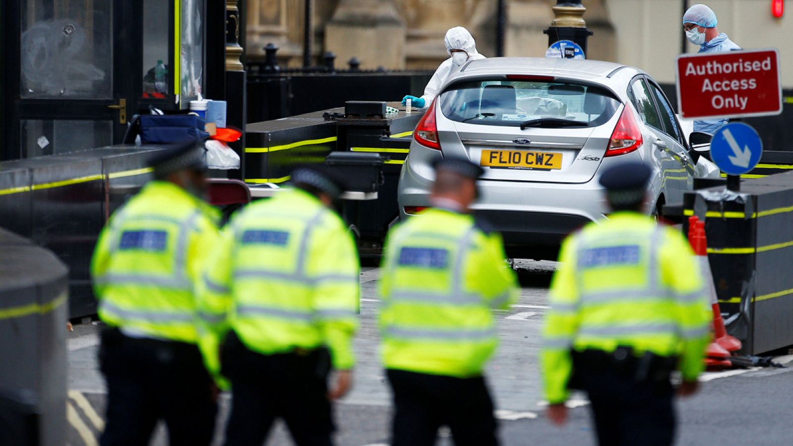 Varios policías junto al coche que se usó en el atropello de Westminster