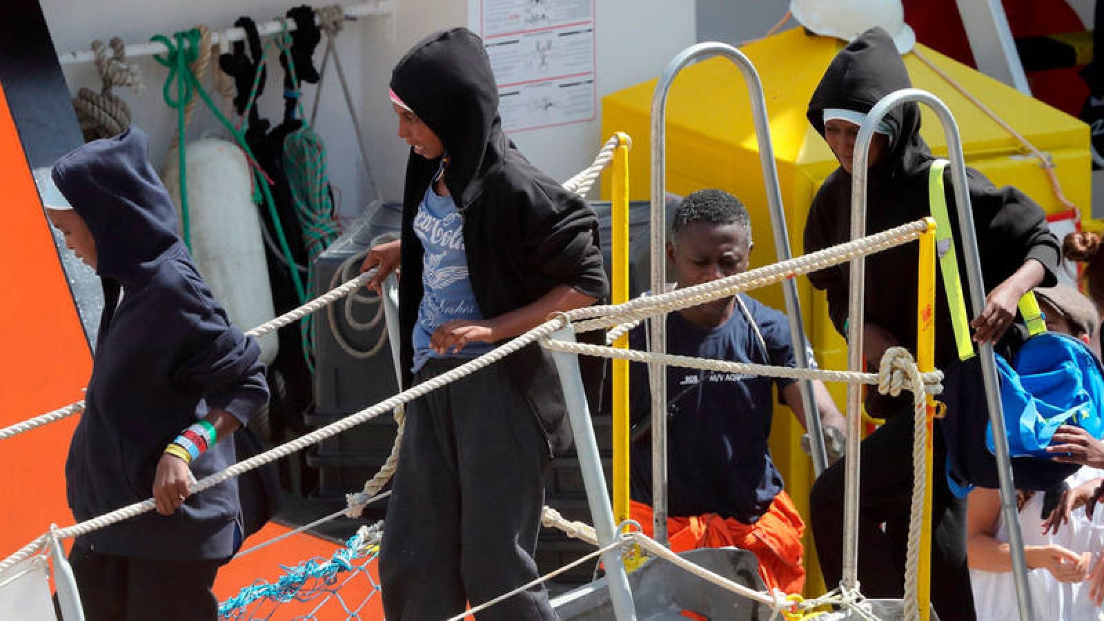 Desembarco de varios inmigrantes del barco Aquarius en el puerto maltés de La Valeta (Malta) el pasado 15 de agosto