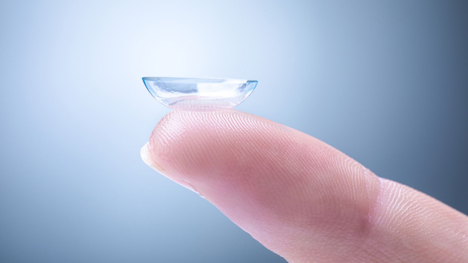Una lente de contacto en un dedo