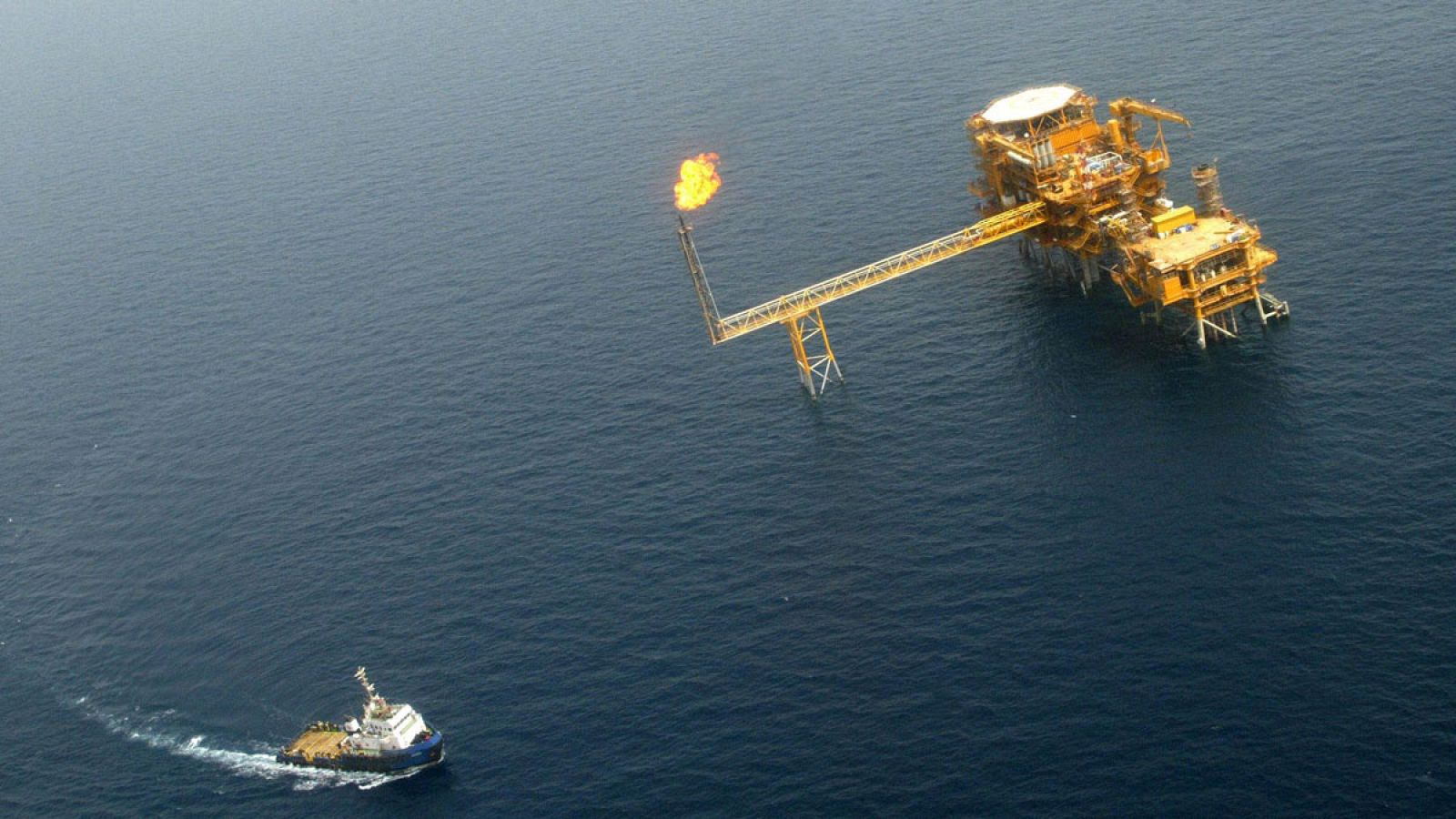 Vista aérea de la plataforma petrolera Balal en el Golfo Pérsico, construida por Total junto a la canadiense BowValley y la italiana Agip