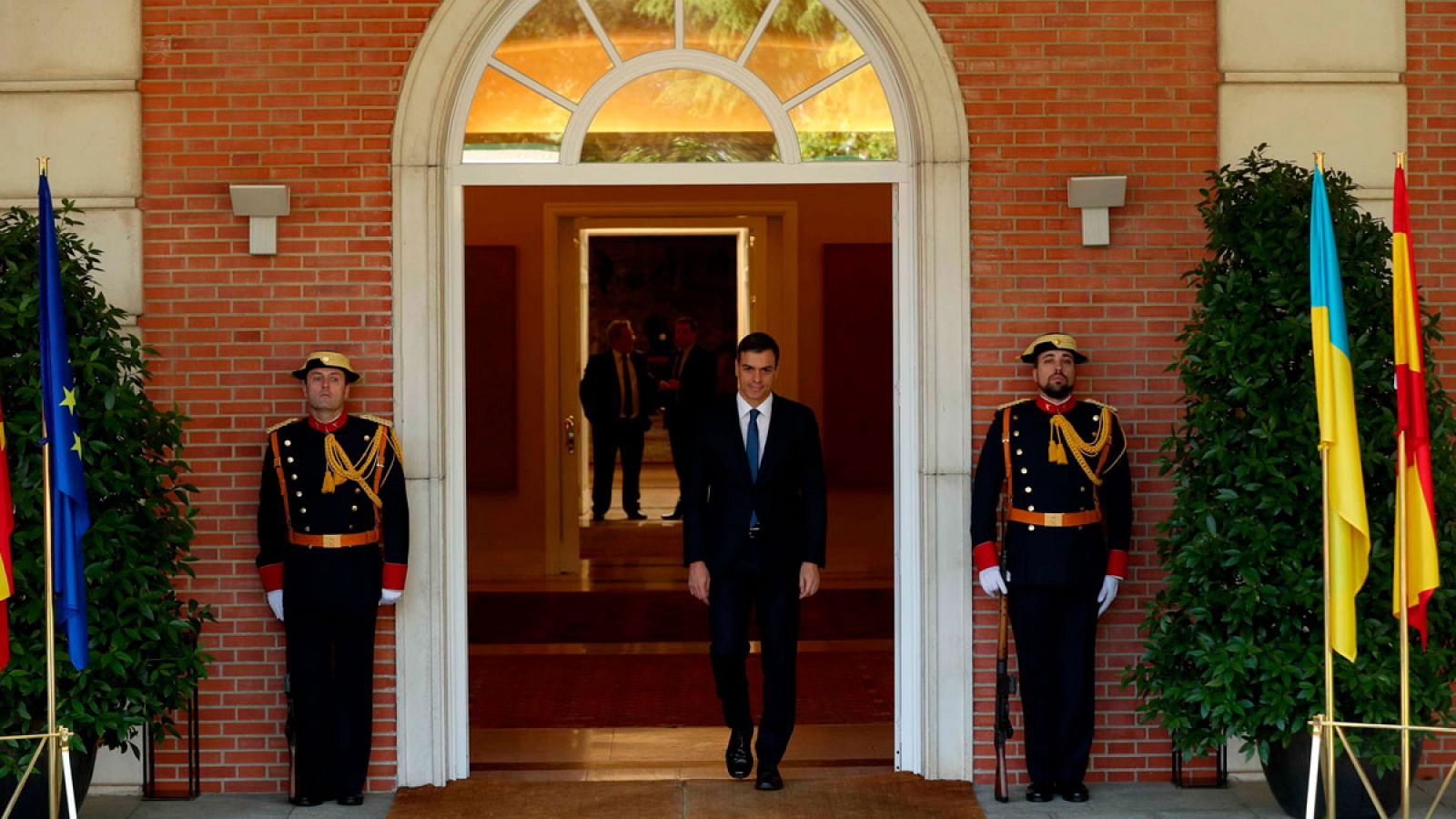 El presidente del Gobierno, Pedro Sánchez, saliendo de la Moncloa.