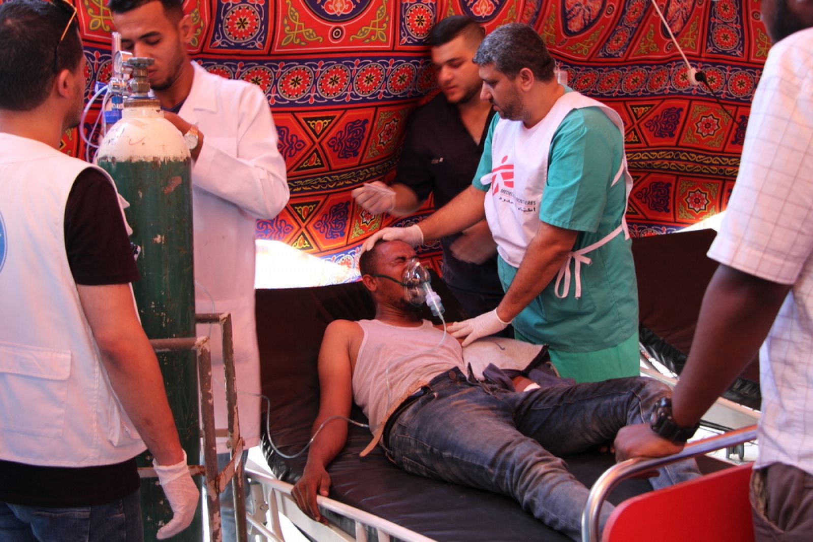 Voluntarios de MSF atienden a un palestino herido en la mezquita de Al Aqsa.