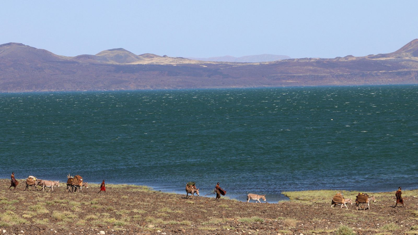 Miembros actuales del pueblo Turkana, junto al lago del mismo nombre.