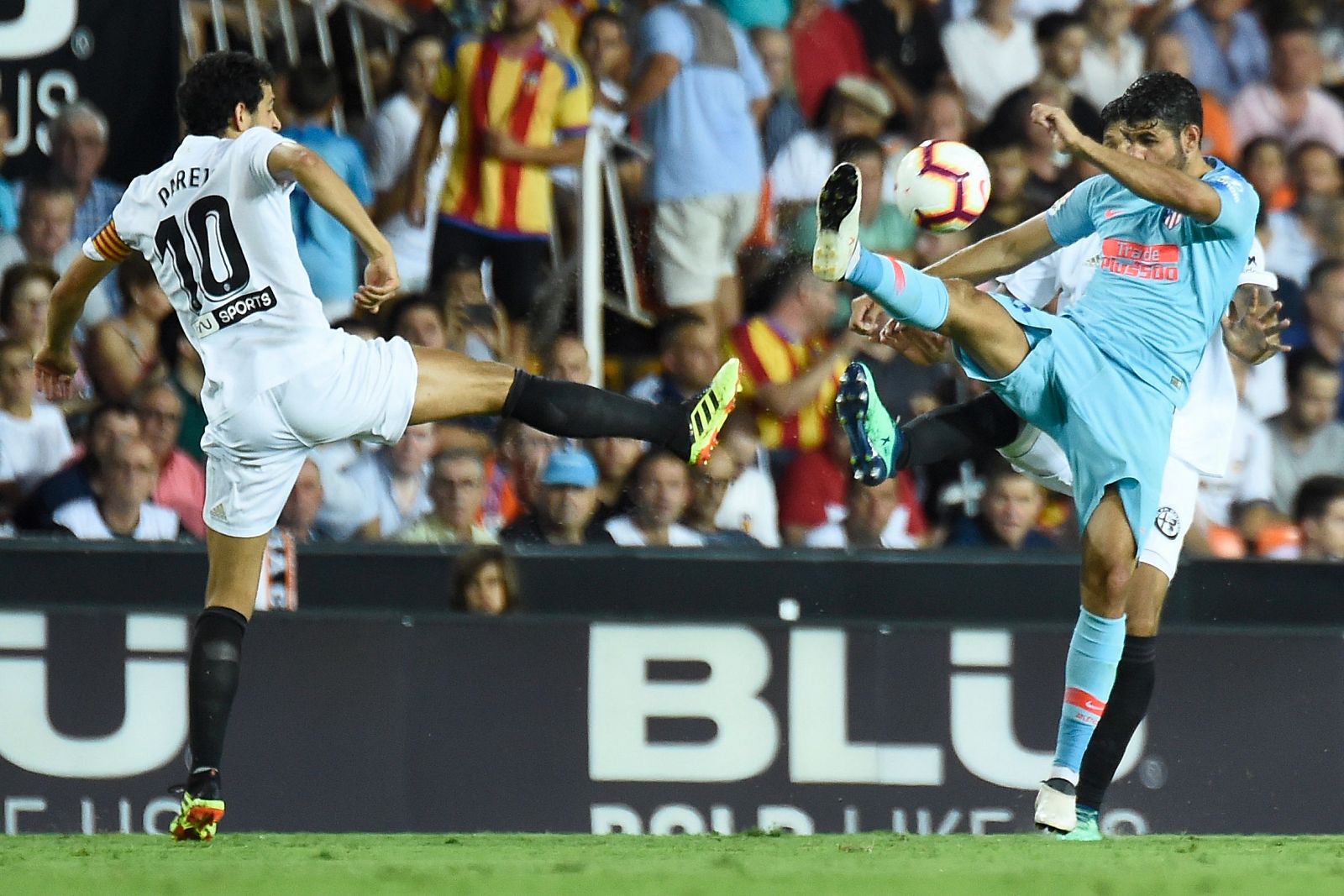 Dani Parejo y Diego Costa pugnan por un balón durante el partido.