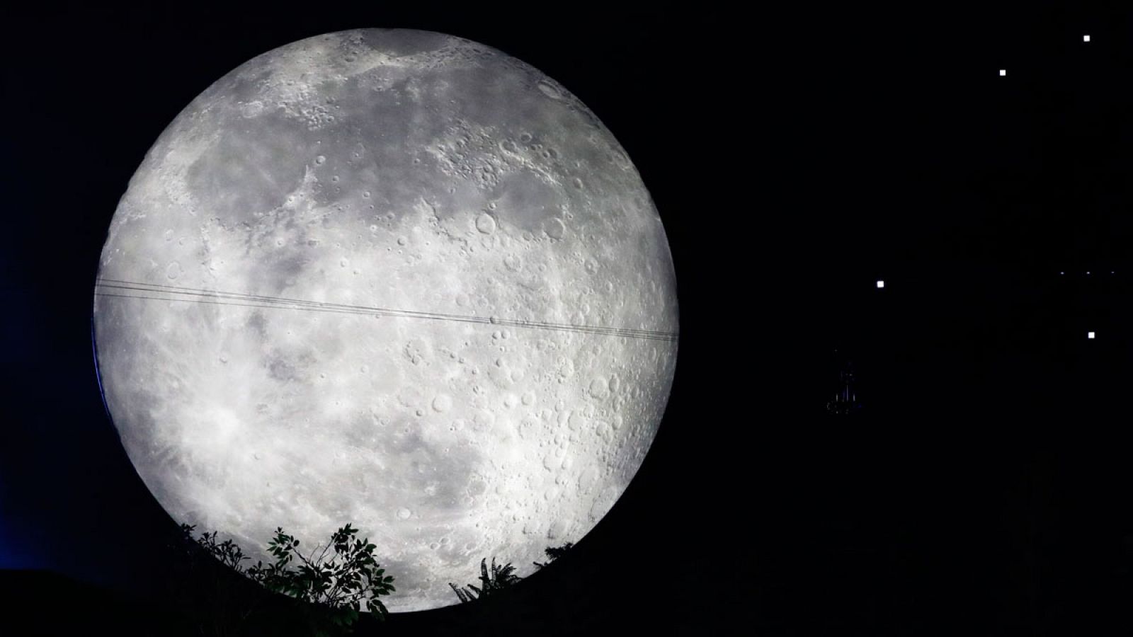 La Luna llena brilla sobre la capital indonesia, Yakarta, en la apertura de los Juegos Asiáticos