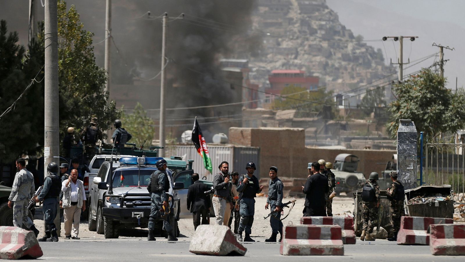 Una columna de humo se eleva sobre Kabul tras el ataque talibán al palacio presidencial