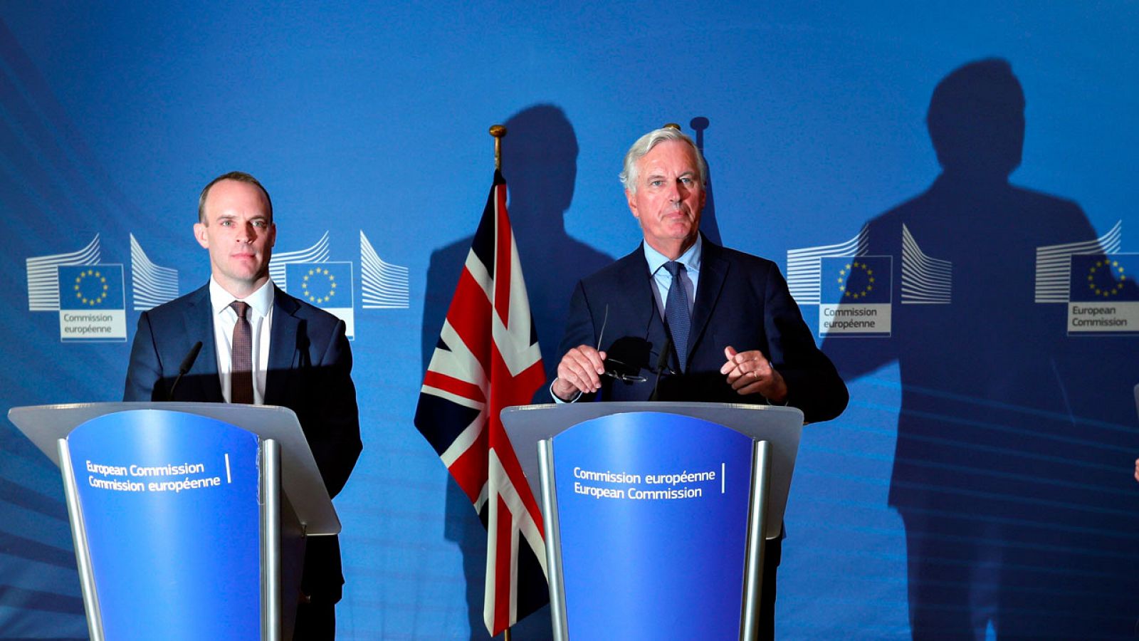 El ministro británico para el 'Brexit', Dominic Reeb, y el negociador jefe europeo, Michel Barnier, tras su encuentro en Bruuselas