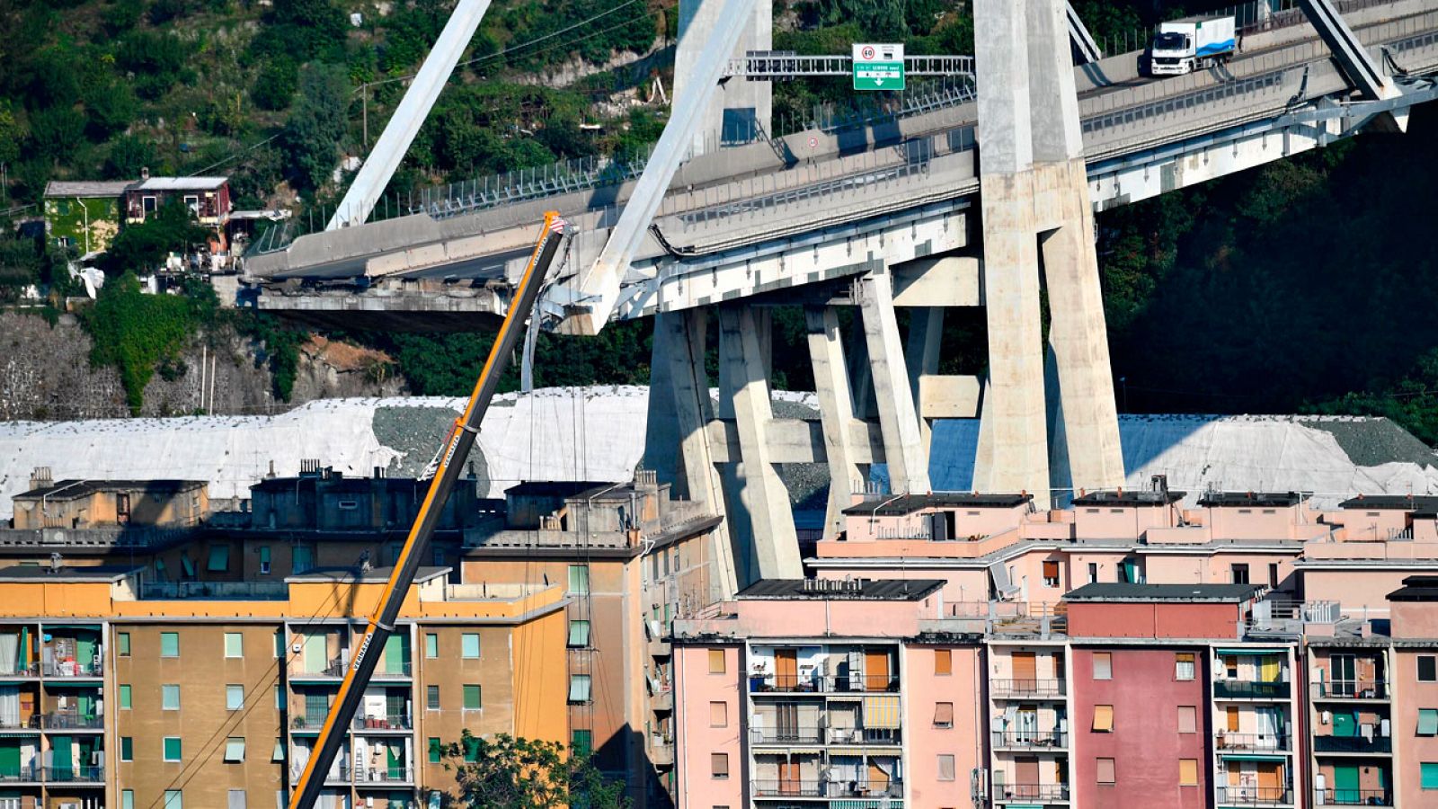 La estructura mutilada del puente Morandi amenaza a las viviendas que se encuentran debajo