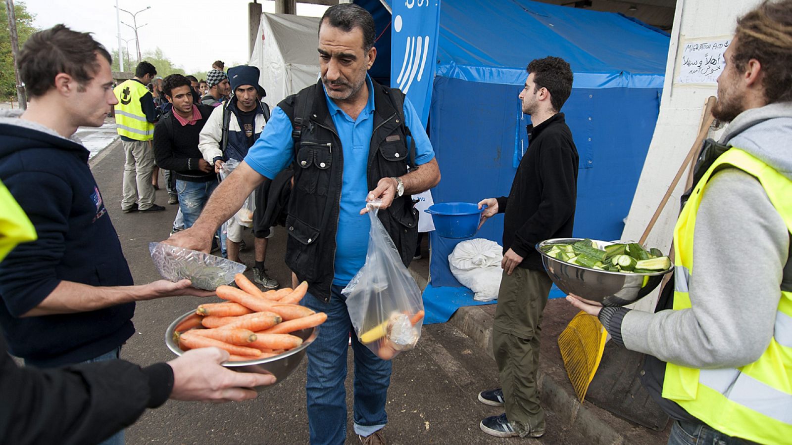 Reparto de alimentos a los refugiados en la estación húngara de Hegyeshalom