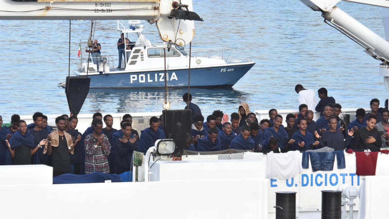 El barco militar italiano Diciotti, con 177 inmigrantes a bordo en el puerto de Catania