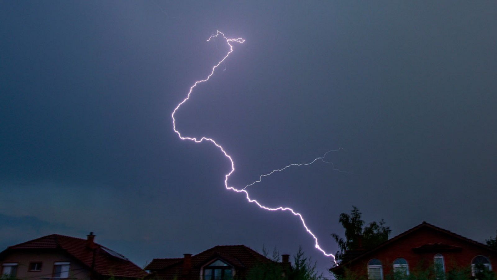 Vista de un rayo durante una tormenta eléctrica sobre la villa de Bardovci, cerca de Skopie (Macedonia).1